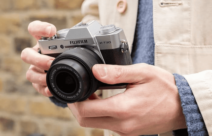 Đây là mẫu máy ảnh mirrorless nhỏ gọn với cảm biến APS-C cho chất lượng ảnh sắc nét và màu sắc đẹp đặc trưng của Fujifilm