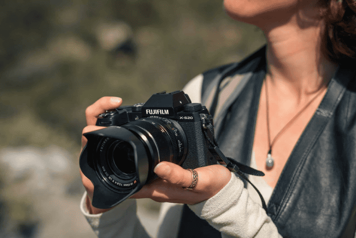 X-S20 nổi bật với viên pin NP-W235 cho thời lượng lên đến gần 800 ảnh mỗi lần sạc