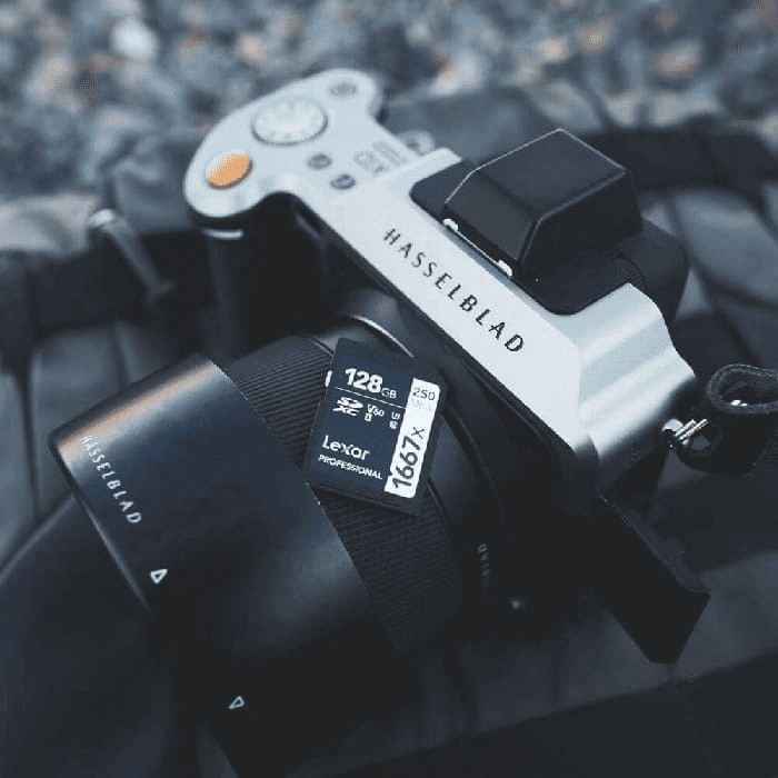 Chọn thẻ nhớ từ 128GB trở lên là hợp lý để đảm bảo không bị gián đoạn khi chụp và không cần xóa dữ liệu giữa chuyến đi