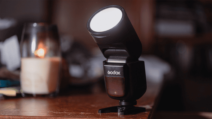 Godox V1 là mẫu flash đầu tròn được ưa chuộng nhờ khả năng tạo ánh sáng mềm, tự nhiên và dễ kiểm soát