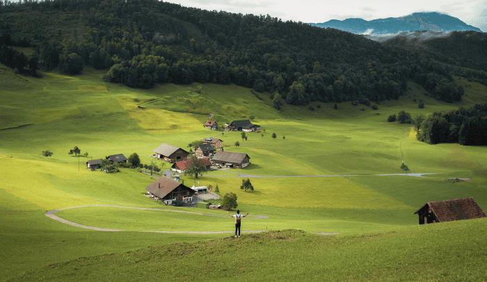 Không bị hệ số crop nên ống kính trên full frame giữ nguyên góc nhìn thực, đặc biệt hữu ích khi chụp phong cảnh hoặc kiến trúc