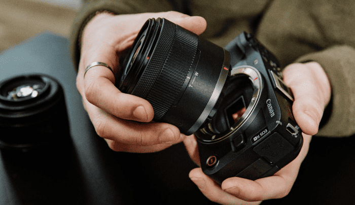 Máy ảnh crop thường nhẹ và nhỏ gọn hơn, phù hợp với nhu cầu du lịch, quay vlog hoặc chụp ảnh hàng ngày