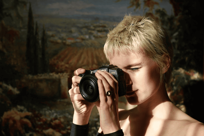 Canon EOS RP hỗ trợ quay 4K 25fps nhưng bị crop 1.6x và không sử dụng được Dual Pixel AF