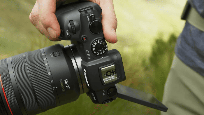 Canon EOS RP chỉ nặng khoảng 485Gram bao gồm pin và thẻ nhớ