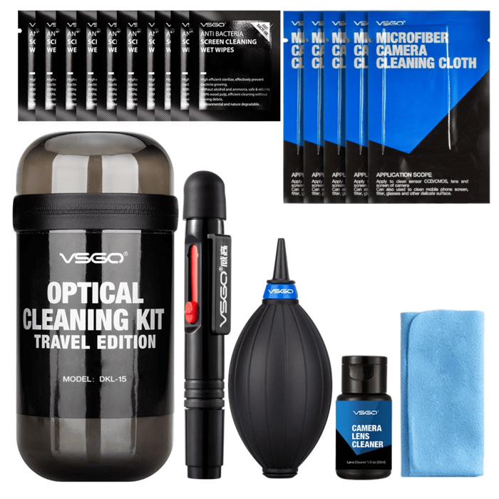 Sau khi làm sạch bằng bóng thổi, người dùng có thể sử dụng khăn microfiber kết hợp dung dịch vệ sinh lens để lau nhẹ nhàng bề mặt kính