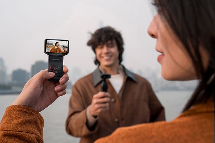 Màn hình cảm ứng OLED 2 inch có thể tháo rời giúp người dùng dễ dàng điều khiển camera từ xa