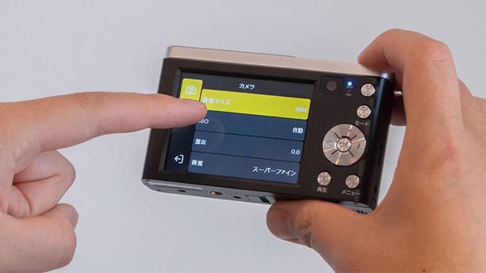 Kenko KC-ZM08 được tích hợp màn hình LCD cảm ứng, giúp người dùng thao tác dễ dàng tương tự như trên smartphone