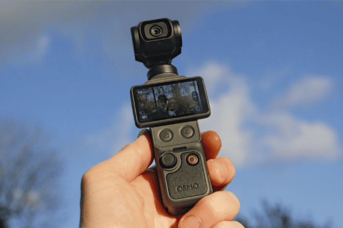 Pocket 4 giữ thiết kế nhỏ gọn giống Pocket 3 nhưng cải thiện thời lượng pin lên khoảng 1545mAh