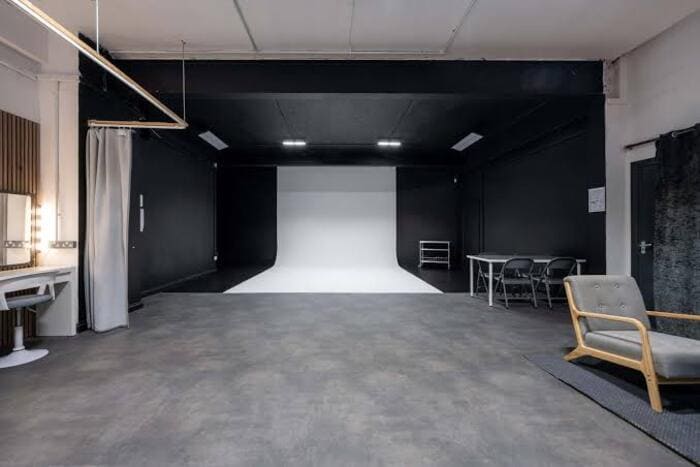 Không gian studio nên có diện tích đủ rộng để bố trí khu vực chụp, tiếp khách, thay đồ và lưu trữ thiết bị