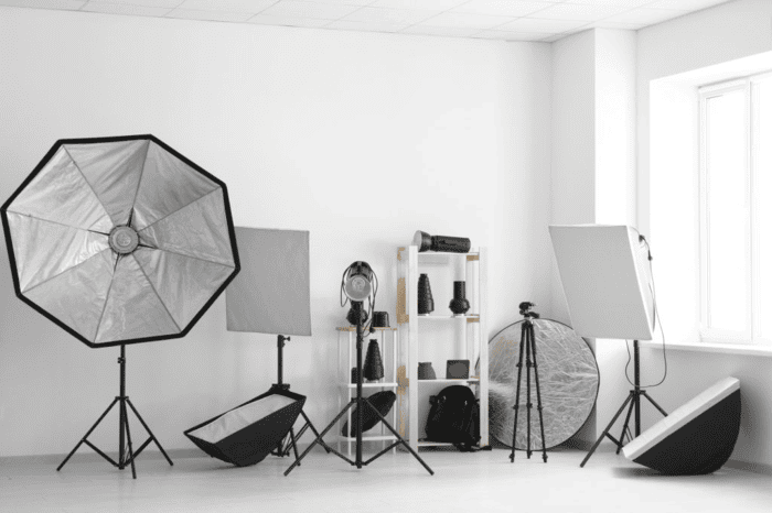 Máy ảnh, ống kính, đèn studio và các thiết bị phụ trợ đều có giá trị cao nên việc tham gia các gói bảo hiểm tài sản