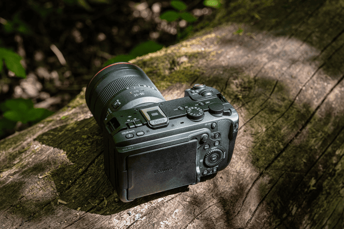 Điểm khác biệt lớn nhất của Canon EOS R6 V nằm ở triết lý phát triển sản phẩm