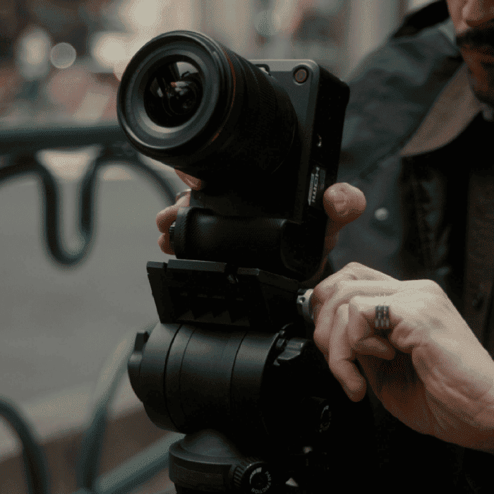 Canon EOS R6 V là mẫu full-frame đầu tiên trong dòng EOS R không được trang bị kính ngắm điện tử EVF