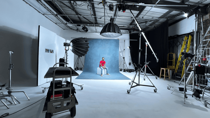 Song song với việc mở rộng quy mô, studio nên liên tục cập nhật các dòng máy ảnh, ống kính và hệ thống chiếu sáng mới
