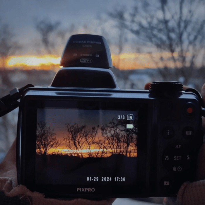 Máy còn được tích hợp đèn flash với các chế độ Auto, Fill In, Red-Eye Reduction và Slow Sync