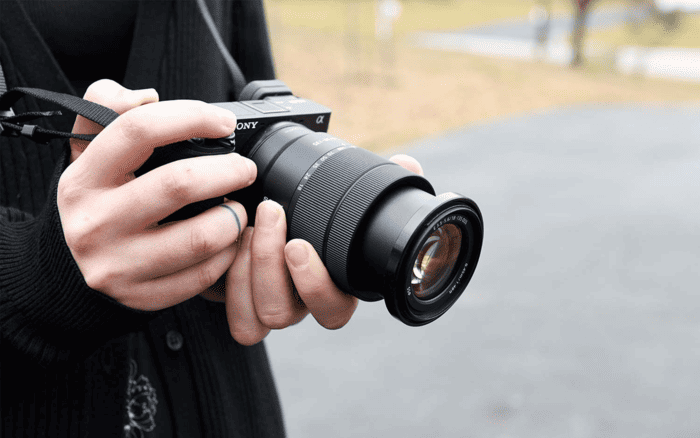 Sony A6400 vẫn được nhiều người lựa chọn nhờ hiệu năng ổn định và khả năng lấy nét nhanh