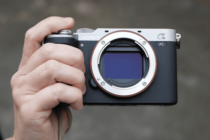 Sony A7C nổi bật nhờ kết hợp cảm biến full-frame 24.2MP với thiết kế nhỏ gọn, phù hợp cho người thường xuyên di chuyển