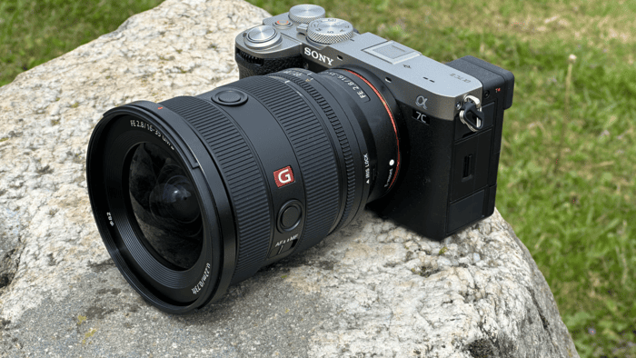 Sony A7C II được nâng cấp với cảm biến full-frame Exmor R CMOS 33MP
