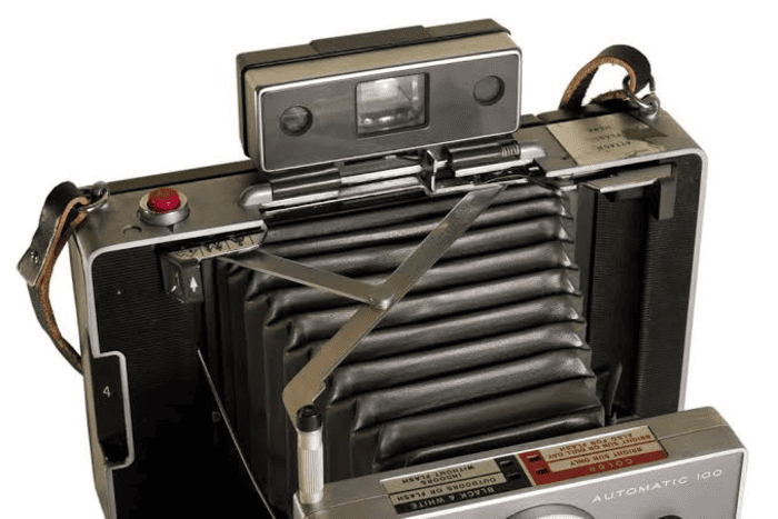 Năm 1947, Edwin Land giới thiệu công nghệ Polaroid và đến năm 1948 chiếc máy ảnh lấy ngay đầu tiên chính thức được thương mại hóa