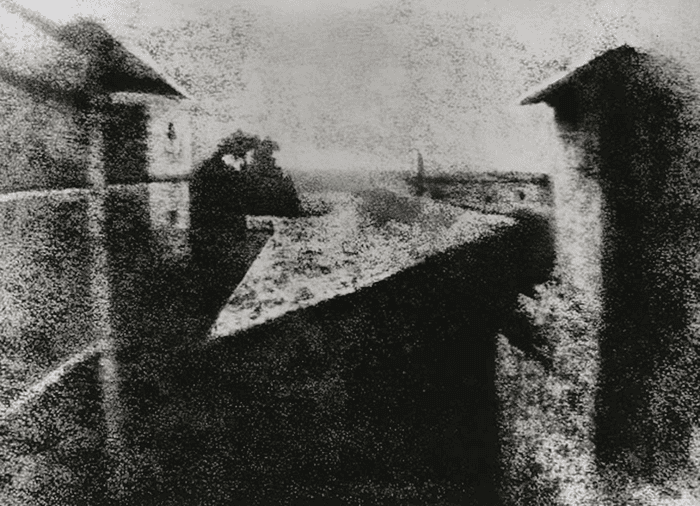 Joseph Nicéphore Niépce đã tạo ra bức ảnh vĩnh viễn đầu tiên mang tên View from the Window at Le Gras