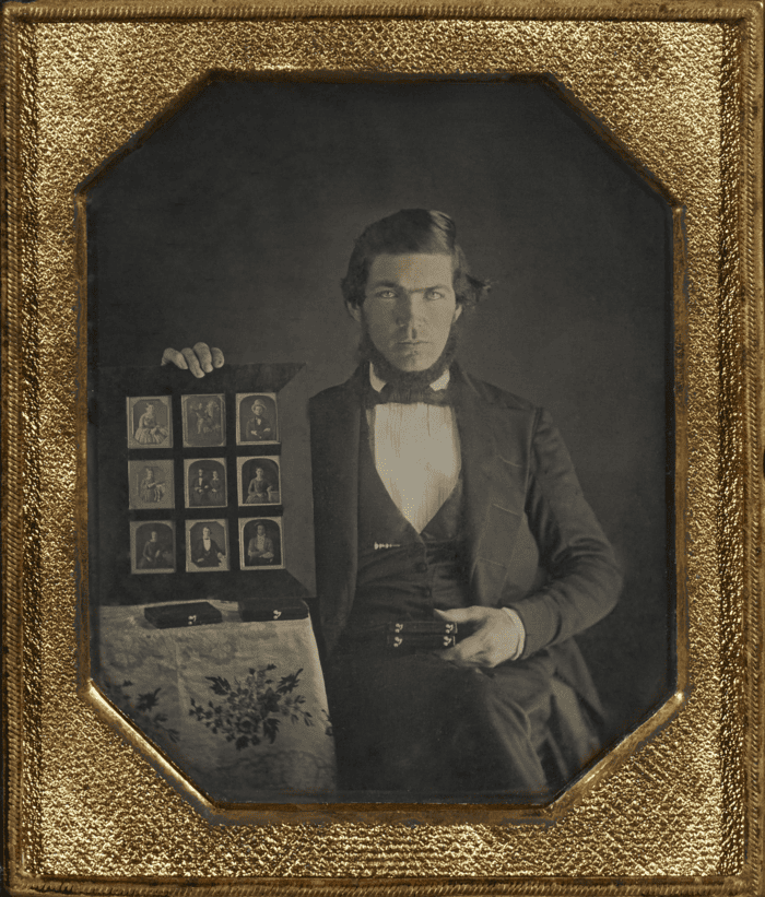 Năm 1839, Louis Daguerre giới thiệu quy trình Daguerreotype