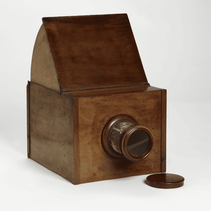 William Henry Fox Talbot phát triển quy trình Calotype với hệ thống âm bản – dương bản