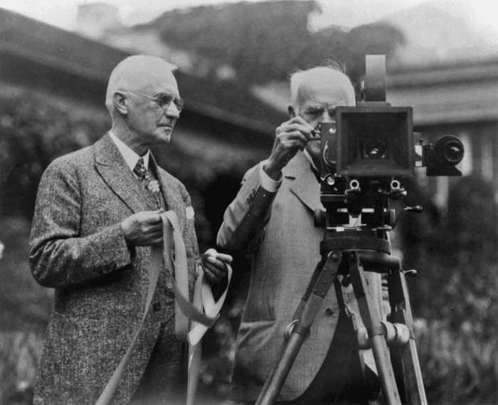 Năm 1888, George Eastman giới thiệu chiếc máy ảnh Kodak đầu tiên sử dụng phim cuộn