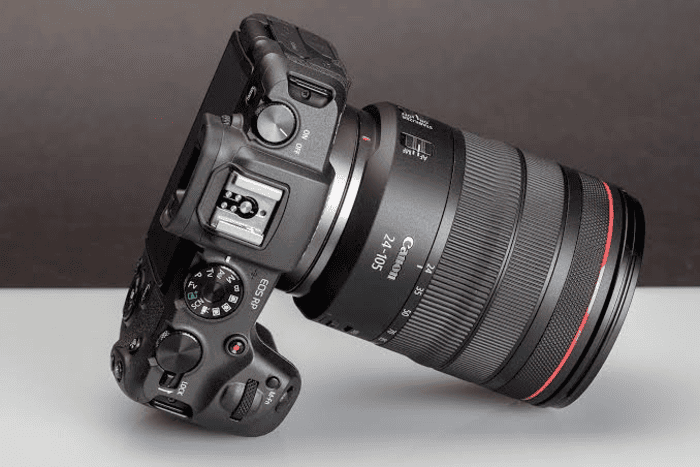 Canon EOS RP được thiết kế với kích thước nhỏ gọn đối với một chiếc máy ảnh mirrorless Full-Frame