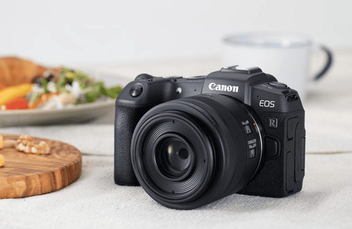 Để đạt được thiết kế nhỏ gọn, Canon EOS RP chỉ cung cấp thời lượng pin khoảng 250 ảnh theo thông số công bố