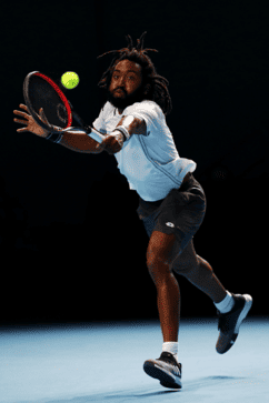  ©Yong Teck Lim/Getty Images Cầu thủ tennis Evan King thực hiện một cú ve.  