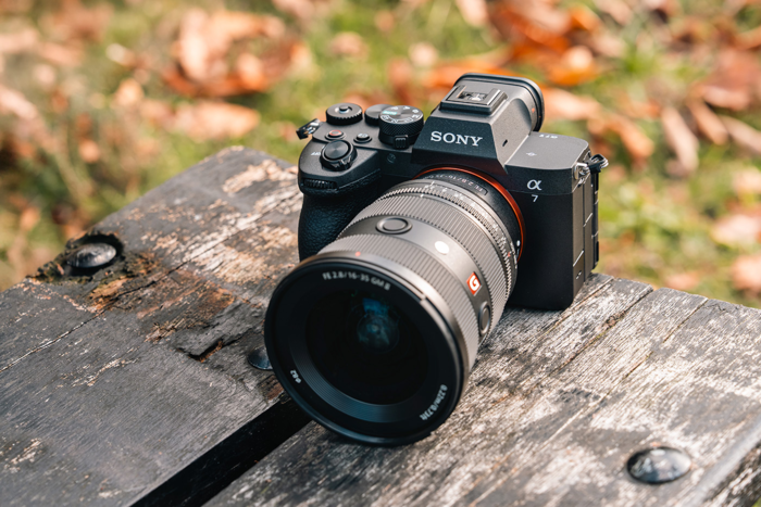 Sony A7 V không còn hỗ trợ cập nhật firmware dành cho ống kính trực tiếp thông qua thẻ nhớ được gắn trong máy ảnh