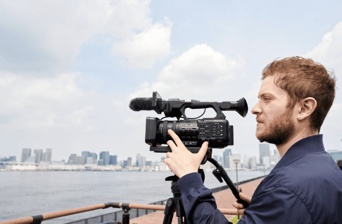 Sony trang bị cho PXW-Z200 hệ thống lấy nét theo pha với 475 điểm AF
