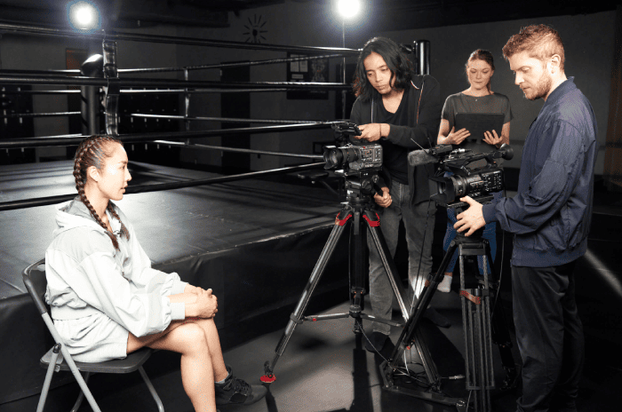 Sony PXW-Z200 được trang bị đầy đủ các cổng kết nối cần thiết cho môi trường làm việc chuyên nghiệp