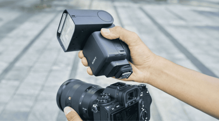 Đối với người mới bắt đầu, cách sử dụng đơn giản nhất là gắn đèn flash trực tiếp lên hot shoe trên thân máy