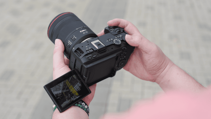 Canon RF 20-50mm F/4L IS USM PZ được xây dựng theo hướng nhỏ gọn