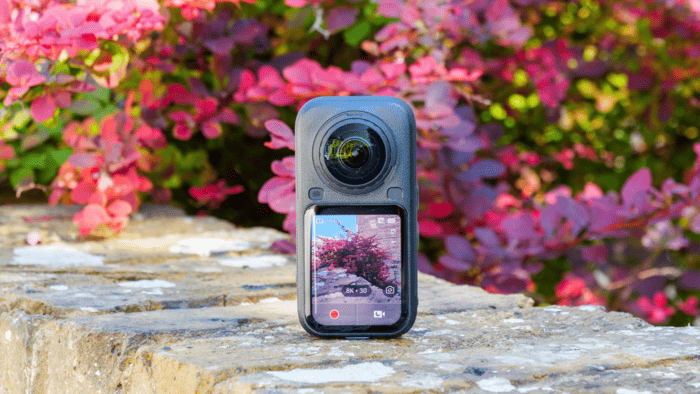 Điểm khiến Insta360 X6 nổi bật ngay từ khả năng ghi hình chính là hệ thống camera 360°