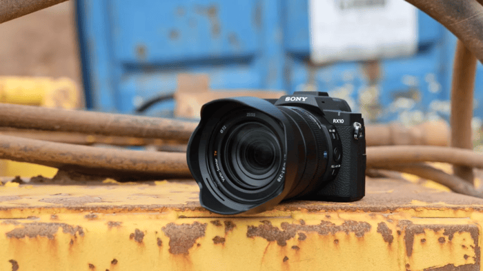 Bên cạnh hệ thống xử lý mới, ống kính siêu zoom vẫn là yếu tố tạo nên đặc trưng của dòng RX10