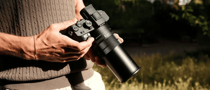 Khoảng thời gian gần chín năm giữa RX10 IV và RX10 V khiến những thay đổi trên thế hệ mới trở nên đặc biệt rõ ràng