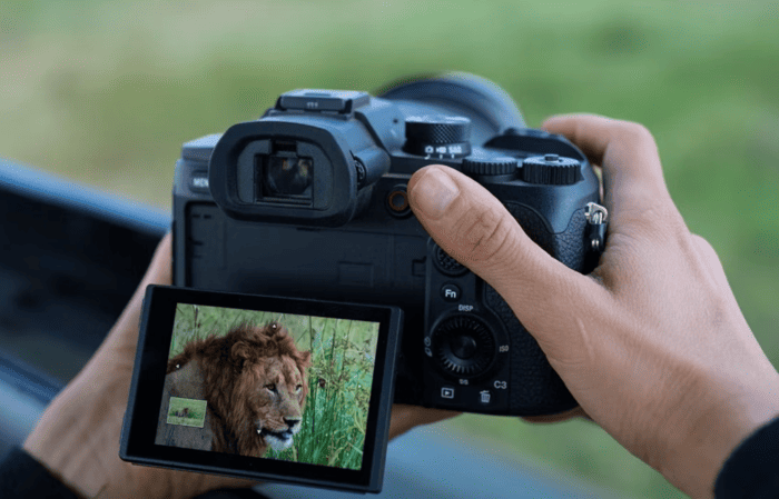 Không chỉ thay đổi về công nghệ bên trong, Sony còn cải thiện một số yếu tố liên quan đến trải nghiệm sử dụng trên RX10 V