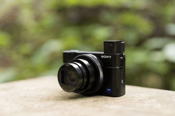 Sony RX100 VII là lựa chọn phù hợp với người muốn sở hữu một chiếc máy ảnh chuyên dụng nhưng không muốn mang theo body và nhiều ống kính
