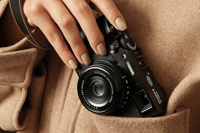 Fujifilm X100VI là mẫu máy ảnh có thiết kế đặc trưng, ống kính tích hợp