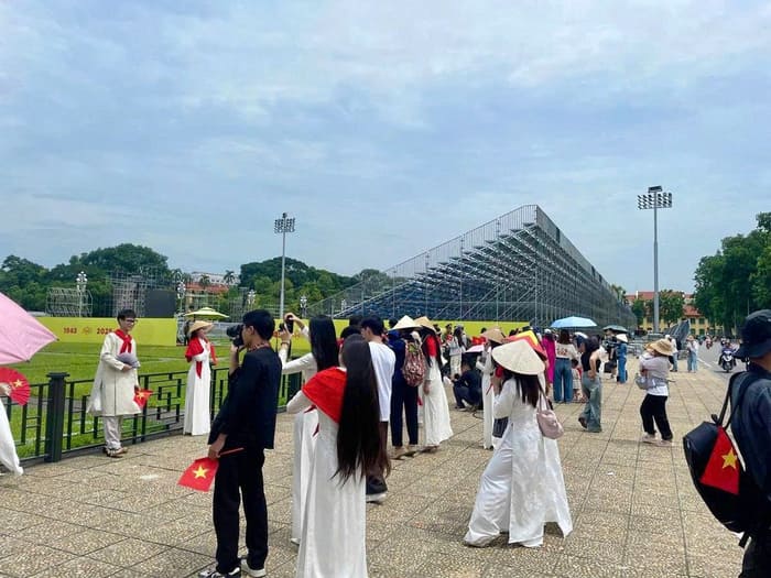 Chụp ảnh không chỉ nhằm lưu lại cảnh vật mà còn để ghi lại những khoảnh khắc cùng người thân và bạn bè