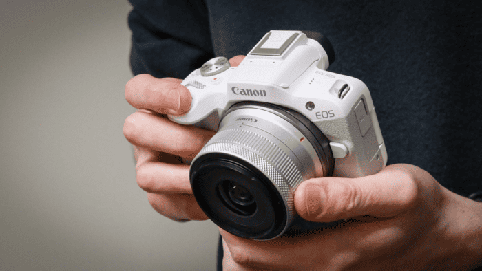 Canon EOS R50 là mẫu máy ảnh mirrorless APS-C hướng đến người dùng mới