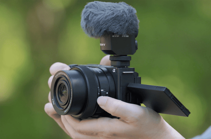 Sony ZV-E10 là mẫu máy ảnh mirrorless APS-C được thiết kế theo hướng phục vụ cả chụp ảnh, quay video và sáng tạo nội dung