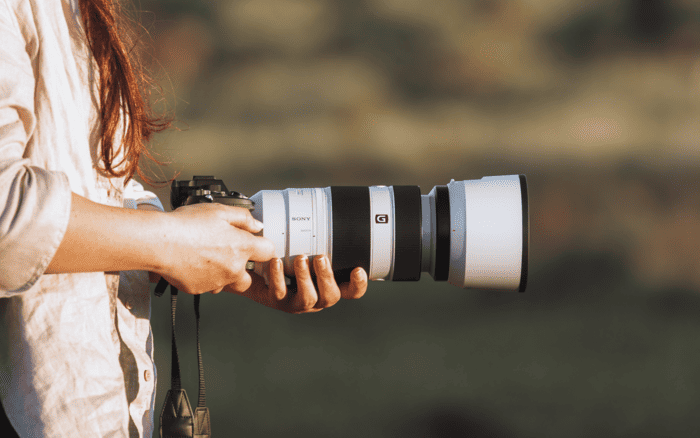 Sony FE 100-400mm F/4.5-5.6 GM OSS phù hợp với người dùng đang tìm kiếm một ống kính telephoto zoom cao cấp