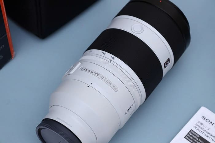 Sony FE 100-400mm F/4.5-5.6 GM OSS mang đặc trưng thiết kế của dòng G Master với kết cấu chắc chắn