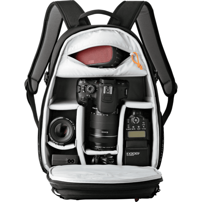 Lowepro BP 150 còn được trang bị ngăn riêng dành cho máy tính bảng 10"