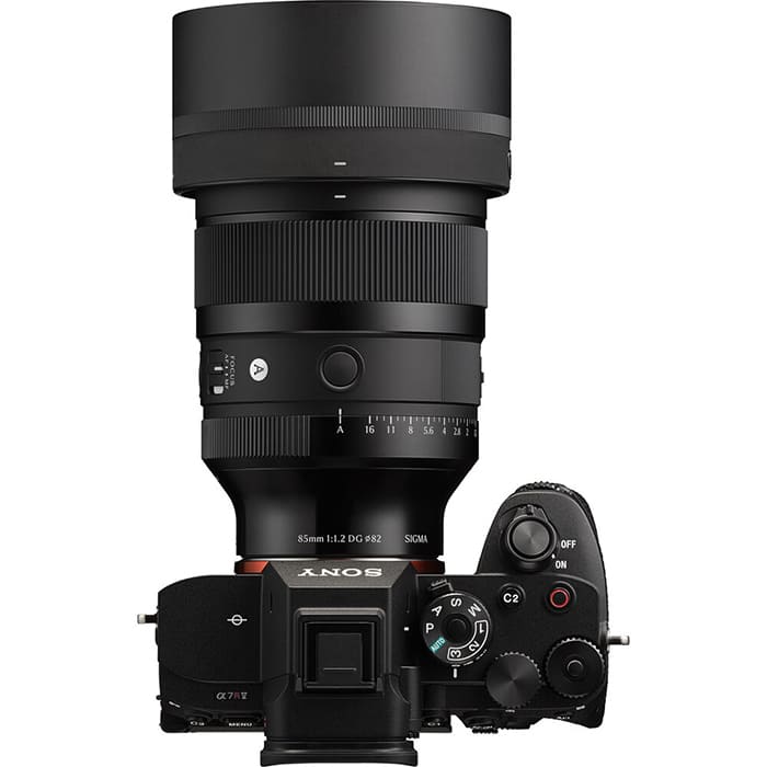 Sigma AF 85mm F/1.2 DG Art có kích thước khoảng 87.2 x 119.7 mm, cùng trọng lượng khoảng 907Gram