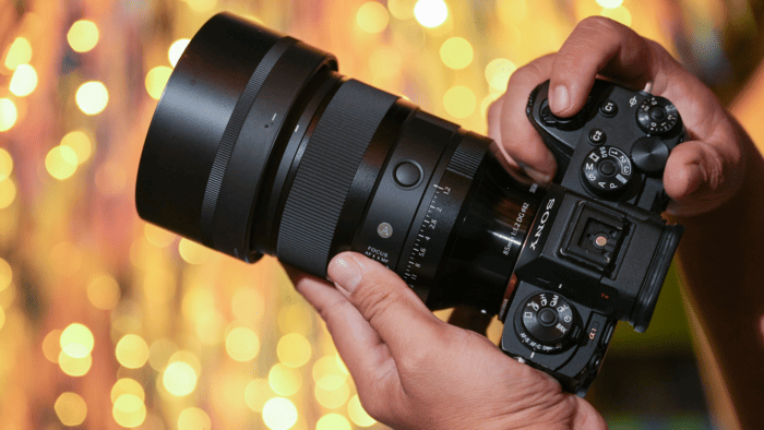 Tiêu cự 85mm vốn phù hợp với chụp chân dung, trong khi khẩu độ f/1.2 giúp tăng khả năng kiểm soát hậu cảnh và độ sâu trường ảnh