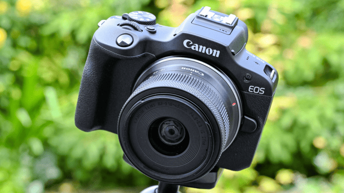 Canon EOS R100 là một trong những lựa chọn phù hợp với người mới bắt đầu nhờ thiết kế nhỏ gọn