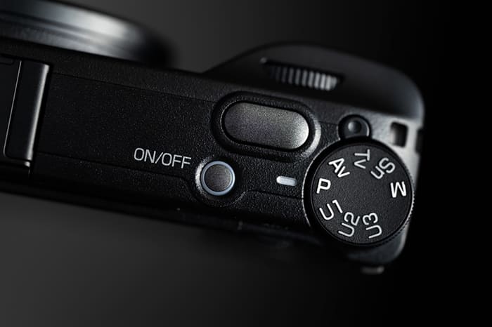 Máy ảnh Compact Ricoh GR IV mang đến cải tiến vượt trội về tốc độ lấy nét nhờ sự kết hợp giữa bộ xử lý mới và ống kính tái thiết kế nhẹ hơn